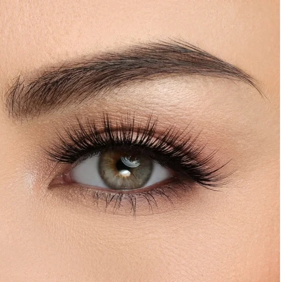 HOUSE OF LASHES - Picture 4 of 4